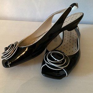 Anne Klein iFlex Black & White Open Toe Shoe - EUC